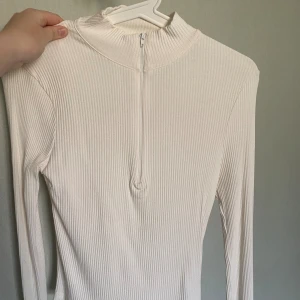 Vit ribbad topp - Kommer inte till användning (knappt använd) väldigt strechig skulle säga att den passar från s-m