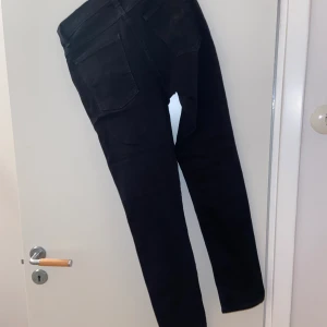 Nudie jeans - Svarta nudie jeans i mycket fint skick, inga skador eller slitmärken. Storlek W29 L32, modellen heter tight terry.