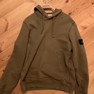 Stone Island Hoodie - Äkta brun stone island hoodie, inga skador, som ny. Certilogon kan skickas vid behov. Priset är förhandlingsbart.