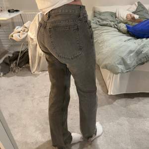 Supersnygga jeans från zara! Använda tre gånger som nya!!!😍🫶