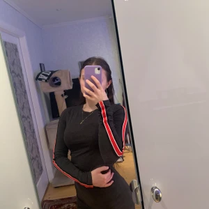 Snygg figurnära klänning - Snygg figurnära kort klänning då den använts 1 gång. Passar även M skulle jag tro.