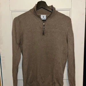 Urban Pioneers halfzip  - Snygg Urban Pioneers som passar till det mesta, säljes då den är för liten. Passar S-M
