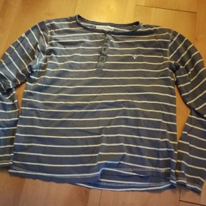 Långärmad tröja  - I bra skick storlek 160