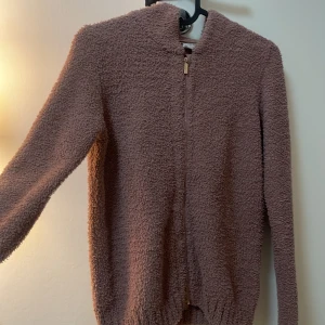 Fluff kofta  - Använd 1 gång Jätte mjuk  Köpt för 400 på Lindex barn avdelning men passar även xs