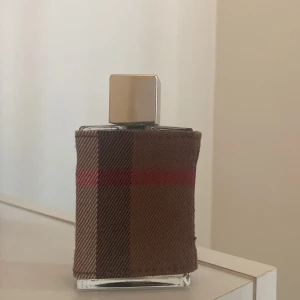 Burberry London 40-45ml - Väldigt god parfym med doftar tobak, kanel, sött, varmt och kryddigt. ❗️❗️❗️  