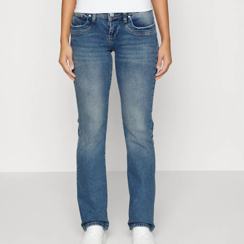 Ett par blå ltb jeans i nyskick. Aldrig använda och kommer i storlek 28x34. Köpte de för 900kr och säljer de för 700kr, pris kan diskuteras🥰. Jeans & Byxor.