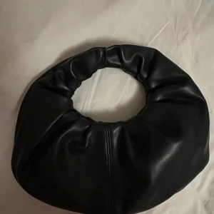 Svart mini bag  - Liten svart mini bag som är perfekt för utekvällar! 