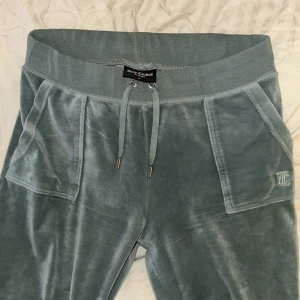 Juicy Couture del ray pocket pant - grön - Juicy Couture del ray pocket pant i den ljus gröna färgen. I använt, men gott skick. Storlek Medium. Säljer på grund av att jag vill ha en annan färg🥰  Skriv om ni vill se bilder✨🤗