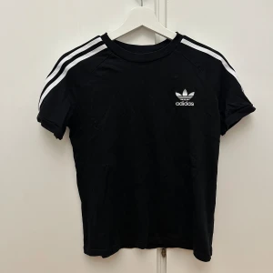 Adidas t-shirt - Snygg adidas t-shirt i nästan nyskick, använt ä dast ett fåtal gånger. Köpt på junior avdelningen men skulle säga att den motsvara s/m i storleken 