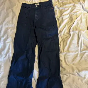High waisted flared jeans från Lindex. Nypris:599kr Innerbenslängd: 77cm Midja rätt över: 33cm