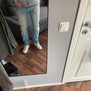 Jeans från Jack & Jones. Jeansen är i bra skick med nice fade. Skriv om funderingar eller fler bilder!