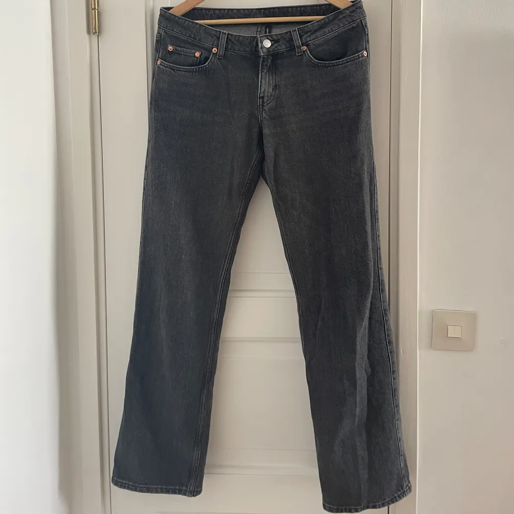 Ett par svart/gråa low arrow jeans från märket weekday. De är knappt använda och i ny-skick. Storlek 29 i midjan och 39 i längd (29x32). Köpte dem för 500kr och säljer dem för 350kr.. Jeans & Byxor.