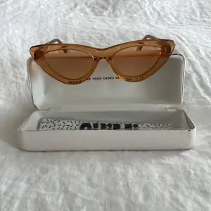 Chimi solglasögon i färgen Peach och modell 006. Kommer i ordinarie förpackning, dust-duken är oöppnad. Använd fåtal gånger, därav i mycket bra skick.