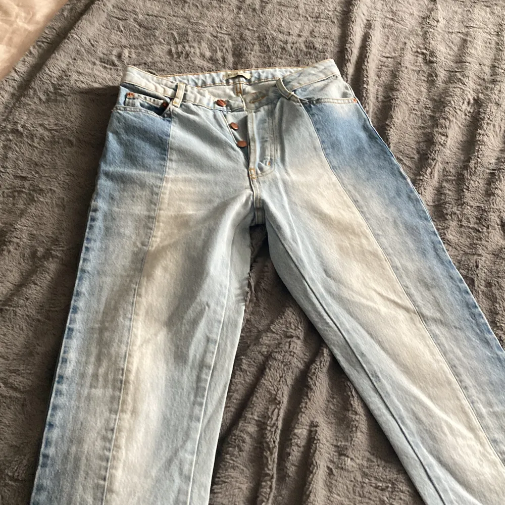 Coola ragdoll jeans i storlek 34/XS/S!💗 Passar dig som är runt 170cm lång! De är helt oanvända och har inga defekter osv💞 Pris kan diskuteras vid snabb affär!. Jeans & Byxor.