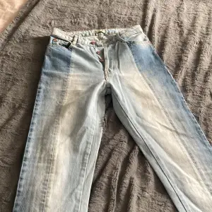 Coola ragdoll jeans i storlek 34/XS/S!💗 Passar dig som är runt 170cm lång! De är helt oanvända och har inga defekter osv💞 Pris kan diskuteras vid snabb affär!
