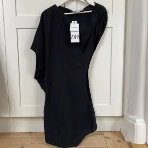 Asymmetrisk klänning från zara i storlek S, aldrig använd! Väldigt snygg passform