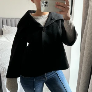 Trekvartsärmad jacka - Trekvartsärmad jacka ifrån zara i storlek L men jag har m och är lite liten, så skulle säga en s är perfekt💞