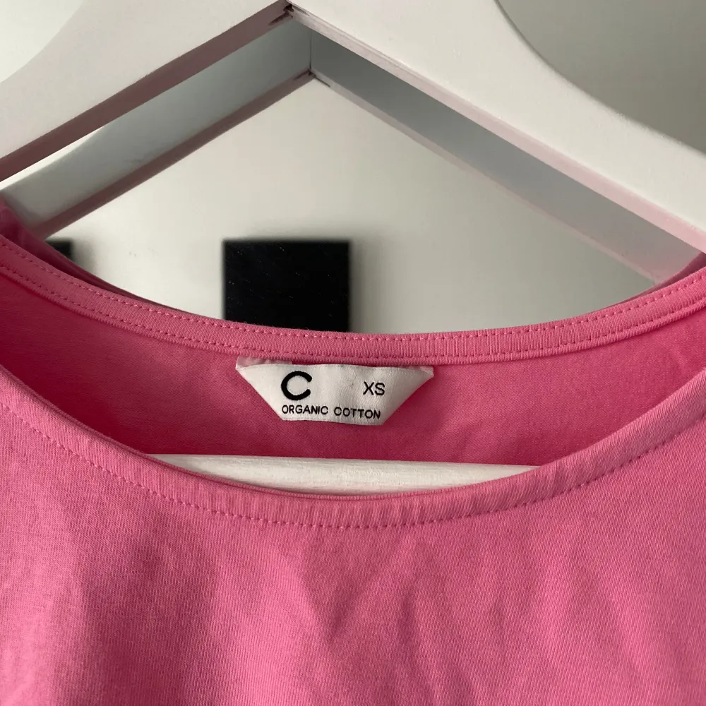 Supersöt rosa t-shirt med volanger vid ärmarna 🤍 . T-shirts.