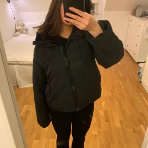 Jacka från Monki - Säljer min jacka från monki som är i fint skick då den inte används längre💗 skriv privat om ni har frågor eller är intresserade 
