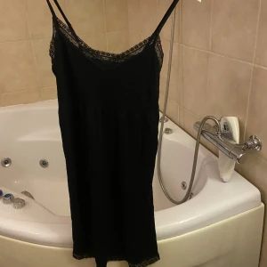 Nattlinne - Nattlinne med spetsdetaljer. Använd enstaka gång. Skönt material