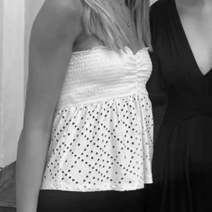 Vit topp - Intressekoll på denna super fina topp som är använd ca 2 gånger, skriv för fler bilder🩷