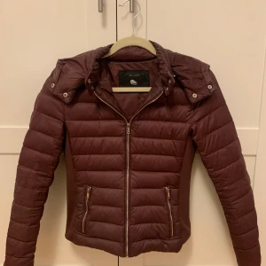 Lättviktsjacka från zara  - Säljer min jacka från Zara på den inte längre kommer till användning. Skriv privat för fler bilder eller om ni har frågor💗