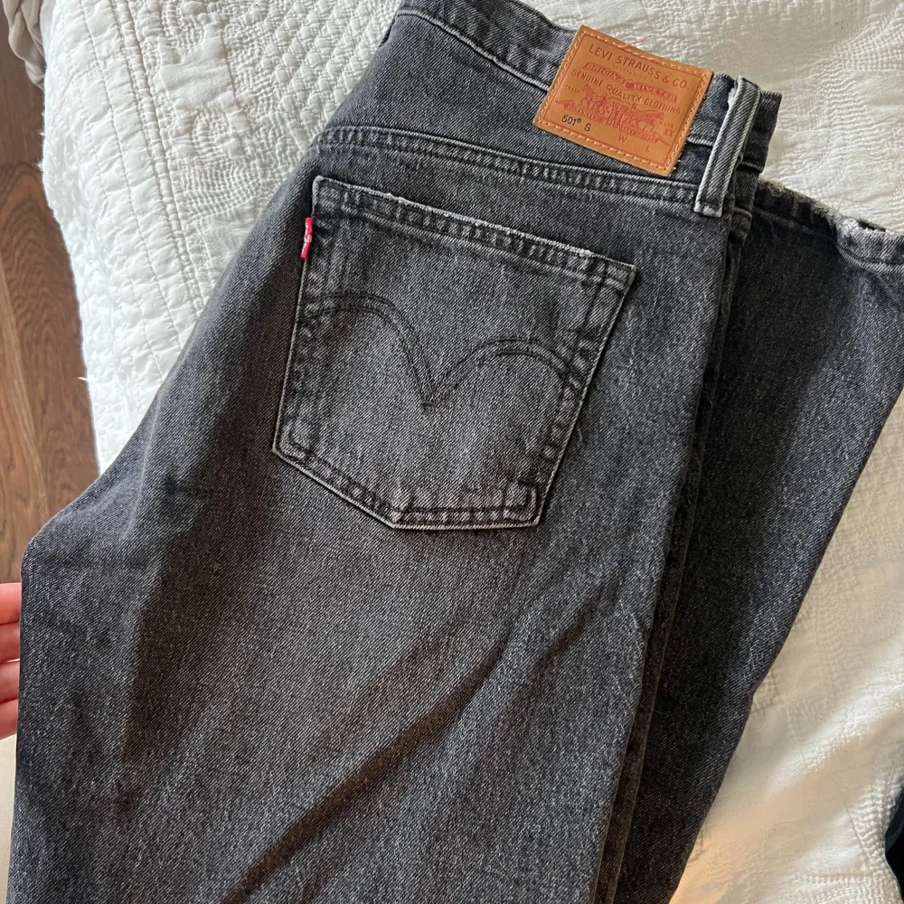 Gråa Levi jeans modell 501. Storlek W28 L32. Är i bra skick! 🩷. Jeans & Byxor.