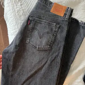 Gråa Levi jeans modell 501. Storlek W28 L32. Är i bra skick! 🩷
