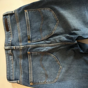 Lee Jeans - Jeans från Lee i modellen Scarlett high i väldigt bra skick! Storleken är W27 och L31. Säljer för att dem är för små :) 