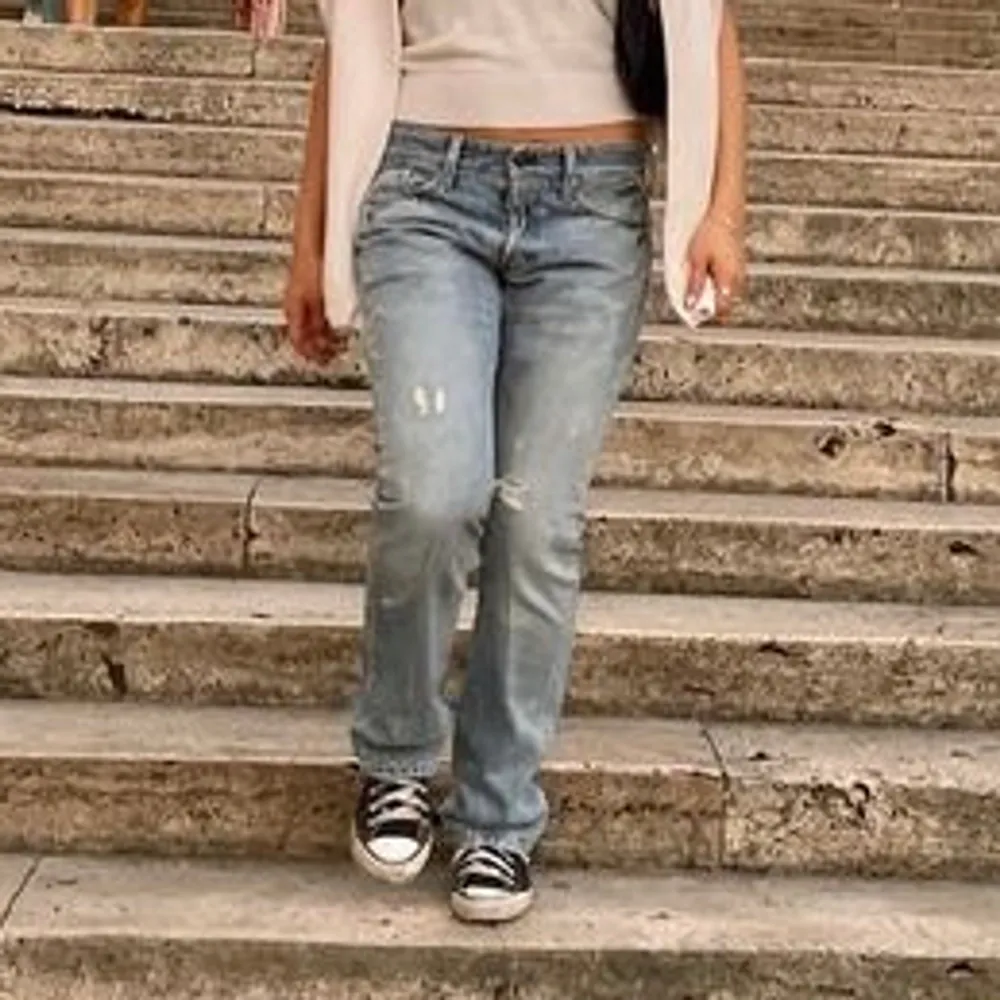 Skit snygga lågmidjade raka replay jeans, köpta på en marknad i Rom. Lite slitningar framtill och innerbenslängden är: 85cm och passar mig som brukar ha 36/38 eller S. Jeans & Byxor.