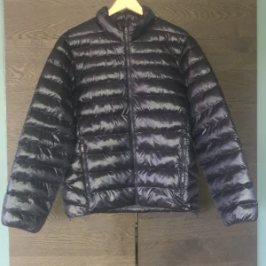 Ralph Louren jacka L/M - Marinblå glansig Ralph Louren dunjacka tunn. Storlek L(passar M). Nyskick, använd 3 gånger, köpt i januari. Priset kan diskuteras vid snabb affär. Nypris 4500