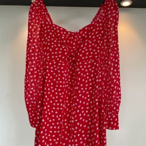 Adoore klänning  - Helt ny adoore klänning med prislapp säljer pågrund av för liten.