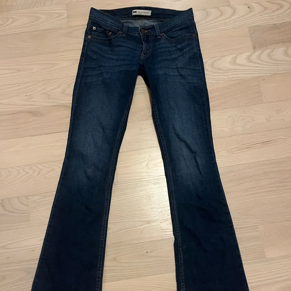 Skitsnygga lågmidjade Levi’s jeans! Passar på mig som är 171 ungefär🫶🏼. Farkut & Housut.