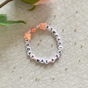 Taylor Swift Armband Fairytale  - ⭐️ Elastisk tråd, ca 15 cm innerkrets, kan göra nytt efter din storlek ⭐️    ⭐️ Extrapris om du köper fler än 2, skriv till mig innan köp för samfrakt ⭐️     ⭐️Kan även göra beställningar!⭐️