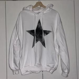 Bershka Hoodie - Säljer denna super coola hoodien ifrån bershka i nyskick💋