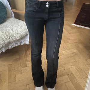 Hm jeans - Säljer dessa populära hm jeans från barnavdelningen! Dom är bootcut, Lågmidjade och stretchiga så skulle säga att dom passar både storlek 34 och 36💕går att köpa via köp nu knappen
