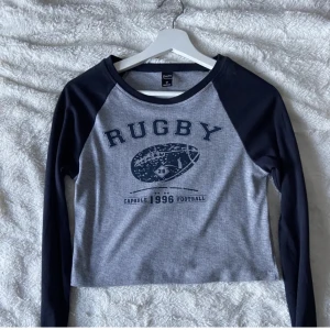 Långärmad crop top - Säljer pga aldrig kommit till användning💞Liten i storleken, andra bilden är på mig som för referens är 177 cm lång 