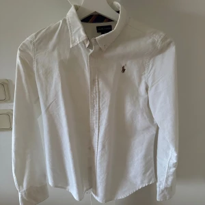ralph lauren skjorta - ralph lauren skjorta. barn storlek 14 men skulle säga att den passar xs