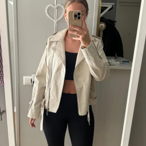 Beige skinnjacka - Beige skinnjacka i något matt material (PU) i strl 36 (Har vanligtvis S/M). Från Missguided men köpt på Nelly.com Kan skicka mot fraktkostnad alternativt hämtas/mötas i Stockholm💕