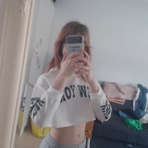 Cropped New York hoodie - Fin new york cropped hoodie,bra skick. Pris kan diskuteras,kontakta innan köp!