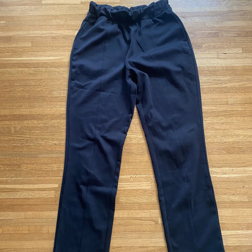 Kostymbyxor från Bubbleroom i märket Happyholly. Beiga och svarta. Pris: 150kr/st. Jeans & Byxor.