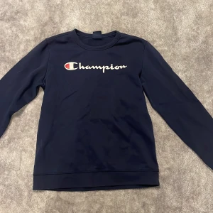 Champion tröja - En snygg Champion tröja som inte kommer till användning säljes nu. Den passar till mycket och ser bra ut till de mesta. Färg Marinblå! Storlek 167cm. Priset går att diskutera och om du har mer frågor är det bara att skriva!