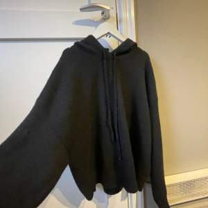 Säljer denna svarta stickade tröjan med luva från Lindex då den inte kommer till användning💕Den är endast använd en gång. Skriv vid intresse!