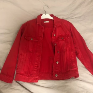 Jeans jacka Ginatricot  - Fin Jeans jacka ifrån Ginatricot i väldigt fint skick🩷