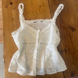 zara topp/linne - Jättegulligt linne som tyvärr inte kommit till användning, perfekt nu till vår/sommar💙💙 