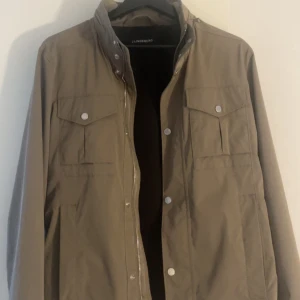 J Lindeberg bailey jacket - Säljer min schyssta j Lindeberg jacka som är använd, men är i väldigt bra skick.  Hör av er för mer bilder m.m 