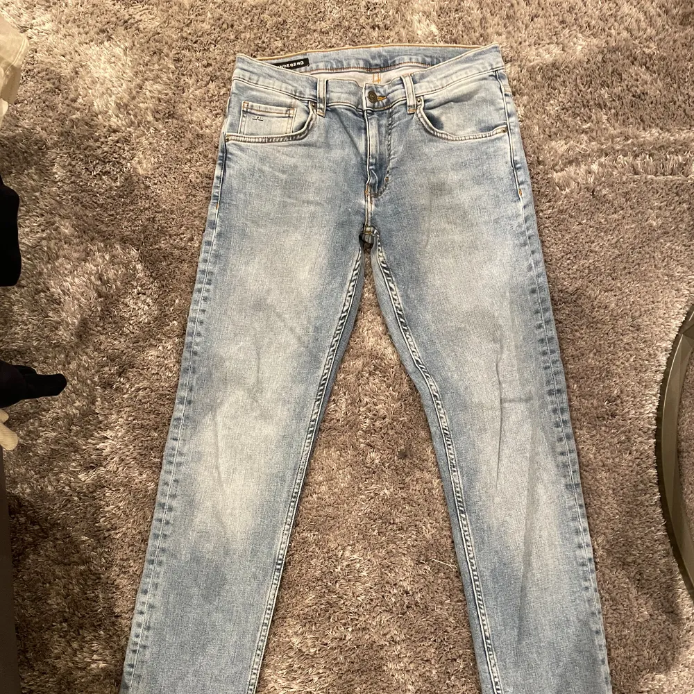 Tjena! Säljer ett par J.Lindeberg jeans i storlek 31/32 jeansen är ljusblåa och bara använda några gånger. Jeansen har passformen slim fit. Ny pris på jeansen är ca 1500kr hör av er vid fler frågor eller bilder. MVH Valter . Jeans & Byxor.