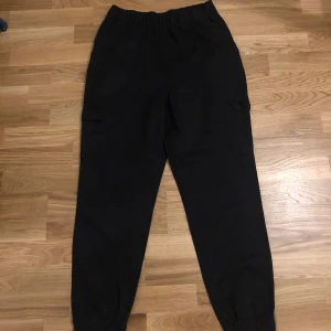 Svarta baggy cargo pants 💋 - Säljer dessa cargo pants från H&M i storlek 38/M. Passar bättre på de som är kortare än 170+ cm💗  Är väldigt baggy (för dom som är kort) och väldigt bra skick 👌🏾💕 (Skriv vid behov av mer bilder) 💋💋