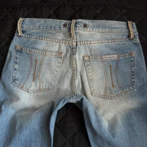 Såååå fina lågmidjade jeans från Fornarina, tyvärr försmå för mig 🩷 Innerbenslängd: 80 Midjemått: 74 