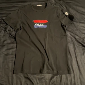 Moncler tröja  - Tjena säljer moncler t shirt. Skick 10/10 Retail, ca. 2500   Hör av er vid intresse!